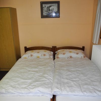 racek-uklid-veci-na-peodej-05224EEA1CD-5954-C9C8-83D1-582B8D522BED.jpg